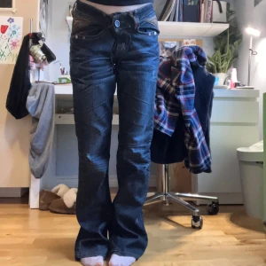 Mörkblå jeans med bootcut - Snygga mörkblå jeans med bootcut och låg midja ifrån house of denim. Har väldigt snygga jackfickor och detaljer, säljer därför jag behöver pengar, jeansen har varit sydda för att få en bättre passform. Pris går att diskutera, skriv om funderingar 💞💞