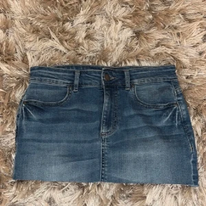 Blå jeanskjol från Pieces💋💋 - Snygg jeanskjol från Pieces i en klassisk blå denimfärg. Kjolen är lågmidjad ”miniskirt”. Har använt den 1 gång men den passade inte riktigt min stil. Jag har klippt lite i den eftersom att den var väldigt lång men den ser likadan ut, fast kortare! Den är i storlek S men passar även för mig som har xxs/xs, passar även för de som har M. Jag köpte den för 400kr men säljer för 250-300 kr ish💸 Priset kan diskuteras🥂💗 Det är även fri frakt💋
