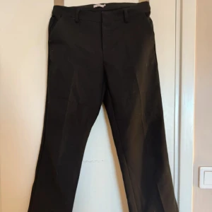 Svarta kostymbyxor - low waist kostymbyxor nelly, storlek 36.