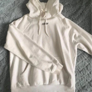 Vit hoodie från Istay - Fin pösig hoodie i storlek S köpt på Carlings Finns defekt (sista bild) - gul bleknad runt eller innut i luvan, bör gå att tvätta bort