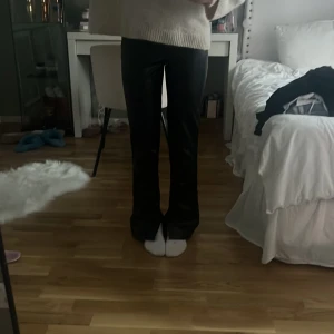 Svarta byxor från H&M Divided - Snygga och super sköna skinnbyxor 