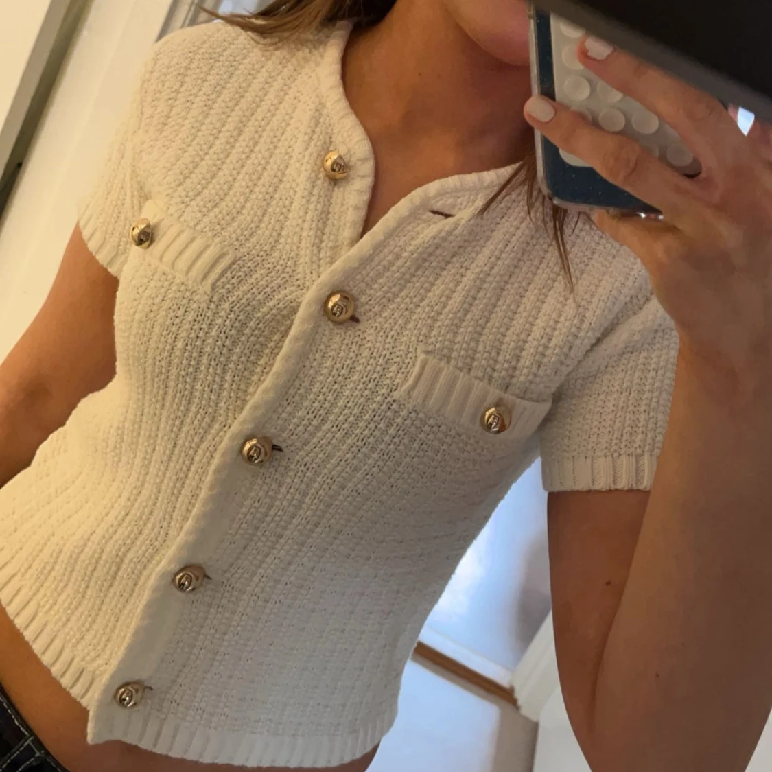 Vit stickad kortärmad topp med knappar - 1