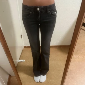  bootcut jeans - Mörkgråa bootcut jeans med låg midja, från Gina Tricot🩷