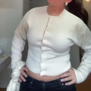 Knitted top Gina tricot  - Säljer denna super fina stickade kofta från Gina då den inte kommer till användning. Använd fåtal gånger. Stl M med passar S. 