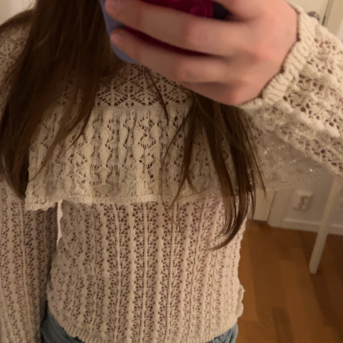 Vit spetsblus med volangdetalj - 1