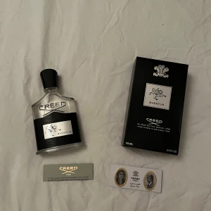 CREED AVENTUS - 100ml - Säljer nu denna goda sommardoft, ungefär 95ml kvar alltså knappt använd. Inprincip oanvänd, kom i dm under funderingar eller bilder. Priset är inte hugget i sten. Säljer eftersom den inte kommer till mycket användning. Nypris 3640kr