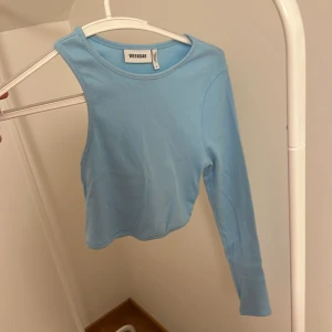 Ljusblå ribbad topp från Weekday - Säljer en ljusblå ribbad topp från Weekday. Toppen har en stilren design med långa ärmar och en rund halsringning. Perfekt för en avslappnad stil. Passar bra till jeans eller kjol. 💙