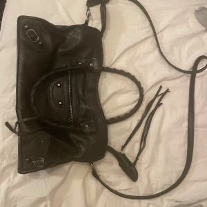 Balenziaga liknande väska - Använd men i bra skick. Efterliknar den populära Balenziaga väska.