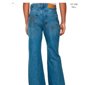 LXA- flare jeans  - Ett par flare Jeans från LXA (Linn ahlborgs märke). Storlek 36, regular lenght. Nypris 990kr. Säljer då de ej passar mig, aldrig använda, har fof prislappen kvar🩷