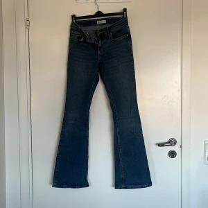 Blå bootcut jeans från Gina tricot  - Snygga blå bootcut jeans från Perfect Jeans. De har en klassisk femficksdesign och en bekväm passform. Perfekta för en avslappnad stil med en touch av retro. Har en tvättning på bakfickan därav priset