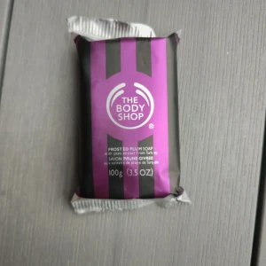 Frosted Plum Soap från The Body Shop - Frosted Plum Soap från The Body Shop med plommonextrakt. Tvålen väger 100g och har en härlig doft av frostade plommon. Förpackningen är lila och svart med vita detaljer. Produkten är mot djurtester och innehåller sojaolja från Brasilien.