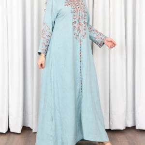 Turkos ”Jalabiya” med färgglad brodyr – Kashka Dubai - (Oanvänd) Säljer den härvackra och eleganta kaftan i en ljus turkos färg med färgstark, detaljerad brodyr. Broderiet har nyanser av rött, blått, orange och guld, och sträcker sig från halsringningen ner längs bröstet i ett traditionellt orientaliskt mönster. Ärmarna har också en liten broderidetalj, vilket ger en enhetlig och lyxig känsla. • MÅNGSIDIG: Kan bäras som poncho, sovklänning, nattlinne, solskyddande överdrag, sarong, strandtunika etc.. (ONESIZE) men närmare L. 