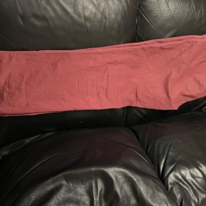 Röda chinos från BeinKultur - Snygga röda chinos från BeinKultur med knapp och dragkedja framtill. Byxorna har en stilren design med en bakficka med knappdetalj. Perfekta för en trendig look.