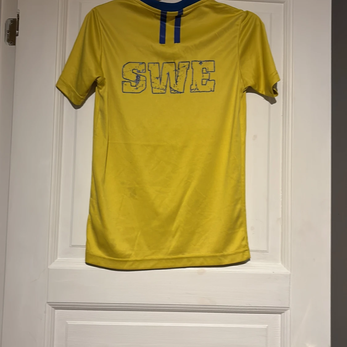 Gul fotbollströja med blå detaljer - 1