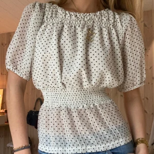 Prickig blus - SUPER snygg trekvartsärmad ❣️❣️❣️