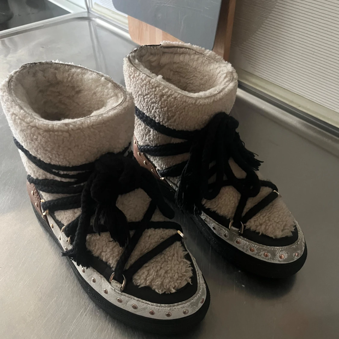 Inuikii skor curly rock - 2