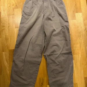 Byxor från Polar - Säljer ett par bekväma bruna byxor från Polar. Byxorna är mycket tunna och passar bra till sommaren.
