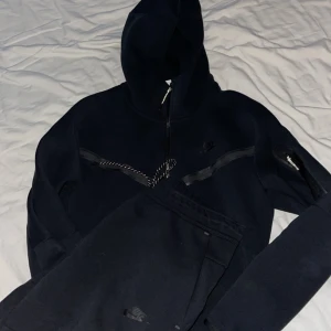 Nike tech fleece - Säljer mitt Nike tech fleece set då jag ej använder det längre. Bra skick inga defekter eller fläckar. Storlek M i tröjan och L i byxorna. Säljer styckvis 449kr eller 899kr tillsammans! Skriv vid funderingar.