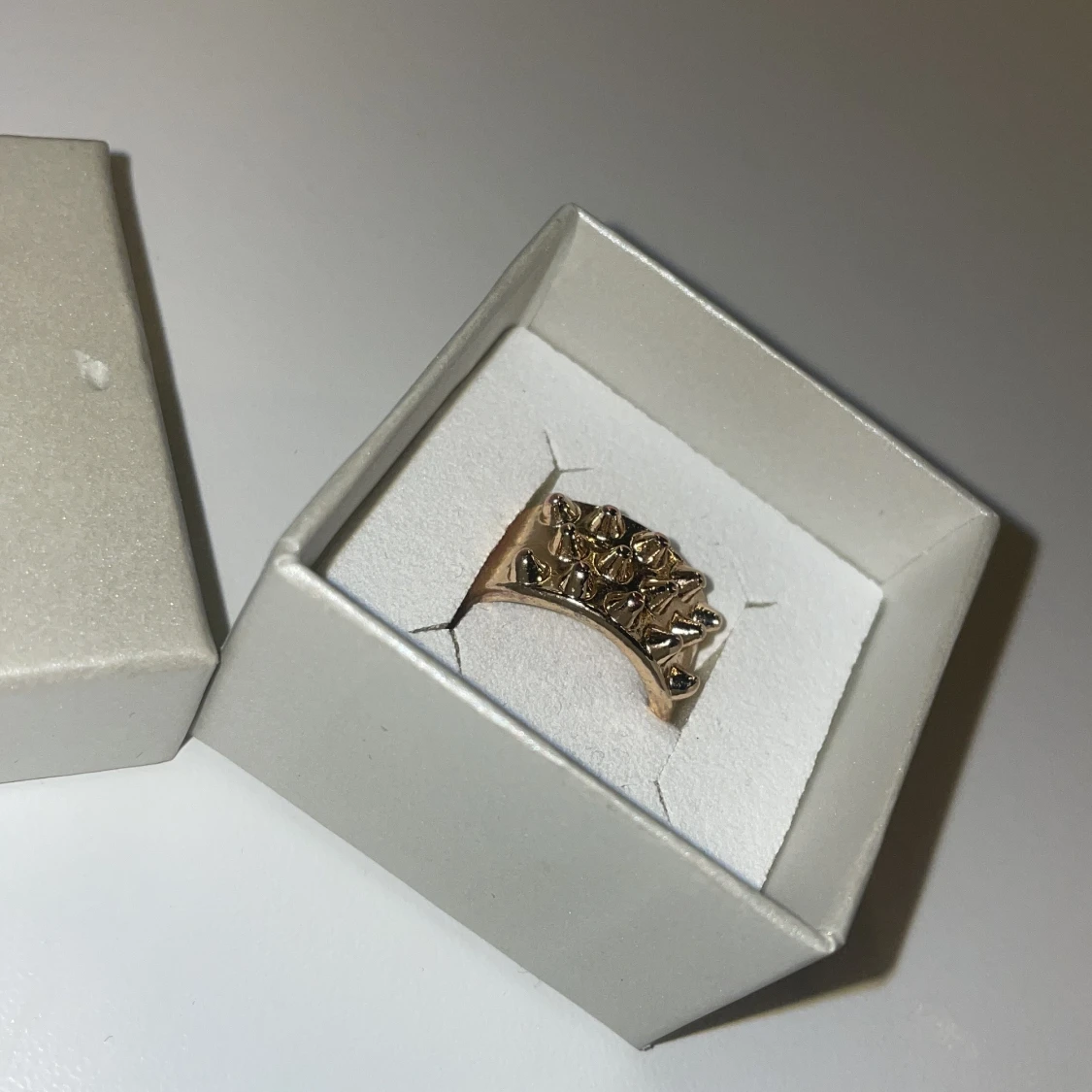 Guldfärgad ring med mönster - 1