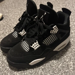 Jordan 4 white thunder - Har använt den i 1 månad, det är lite smutsigt på framsidan men det går lätt att tvätta den. Storlek 40