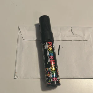 Svart Poster Marker från Uni - Säljer en svart Poster Marker från Uni med en 6 mm spets. Perfekt för att skapa tydliga och djärva linjer på olika ytor. Pennan är vattenbaserad och idealisk för konst och skyltar. Locket är svart och pennan har en färgglad etikett.