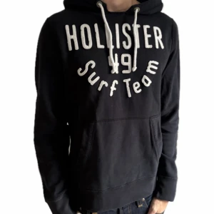 Hollister hoodie - Inga defekter | modell är 185, väger 69 kg | fraktar spårbart📍