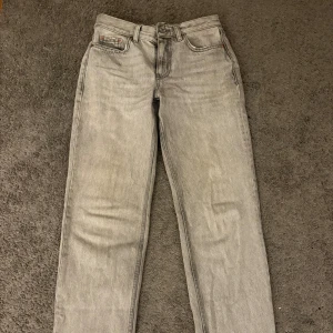 Grå jeans från Perfect Jeans - Snygga grå jeans från Perfect Jeans med klassisk femficksdesign. De har en rak passform och är tillverkade i ett slitstarkt denimtyg. Perfekta för en avslappnad stil. Jag säljer dem eftersom dem inte passar mig längre tyvärr (OBS! Pris kan diskuteras).