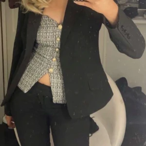 Tubtopp - Elegant grå topp med guldknappar. Perfekt för en stilren look. Köpt från bik bok, endast använd 1 gång!!