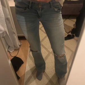 Ljusblå jeans med slitningar - Pga köpare som ångrade sig lägger jag upp dessa snygga ljusblå jeans med slitningar vid knäna igen. De har en klassisk femficksdesign och en knappgylf. Perfekta för en avslappnad stil. Från Nelly och är köpta för 700kr💕Inga skavanker då de är använda väldigt få gånger!