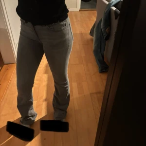Grå jeans från Gina - Har lite slitningar längst ner 