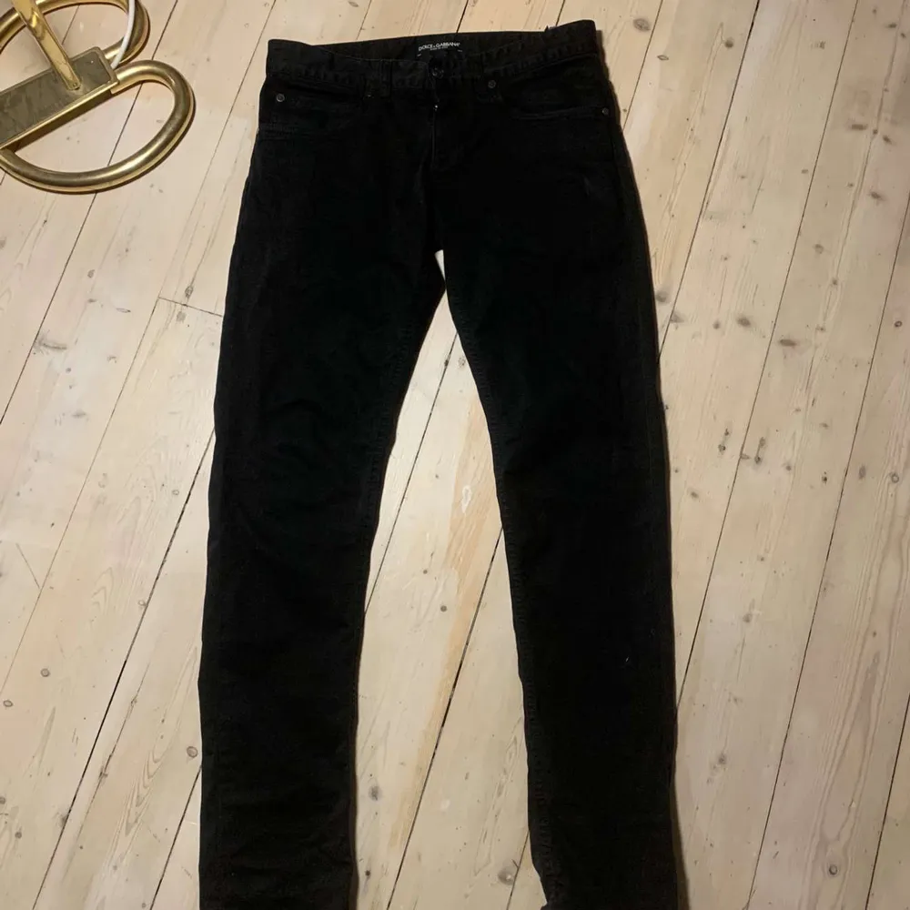 Snygga svarta byxor från Dolce & Gabbana med en klassisk design. Byxorna har en rak passform och är tillverkade i Italien. Perfekta för en stilren look.. Farkut & Housut.