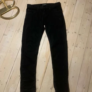 Svarta byxor från Dolce & Gabbana - Snygga svarta byxor från Dolce & Gabbana med en klassisk design. Byxorna har en rak passform och är tillverkade i Italien. Perfekta för en stilren look.