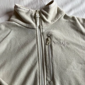 Vit fleecejacka från Vikafjell - Säljer en vit fleecejacka från Vikafjell i storlek S. Jackan har en dragkedja framtill och två sidofickor med dragkedjor. #vikjennernorge