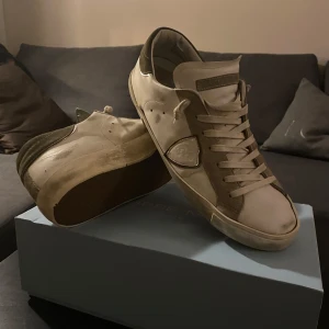 Philippe model skor - Fräscha Philippe model skor i storlek 44 skick 8/10. Hör av er vid mer frågor eller bilder pris kan diskuteras.