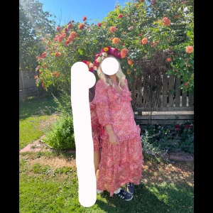 Blommig rosa långklänning - Jättefin klänning perfekt nu till sommaren eller andra festligheter! Storlek 36/38