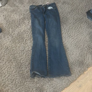 Snygga Bootcut jeans - Snygga levi’s jeans. Bootcut och snygga jeans i storlek 152 som tyvärr blivit försmå