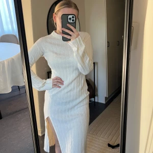 Vit ribbad klänning från Nelly - Klänning från Nelly.com Strl XXS, men stor i storlek ja har vanliga fall XS/S. Använd 1 gång 📷 Säg till om du vill ha fler bilder så fixar jag det.  💸 Vid snabb affär kan ja tänka mig att sänka priset. ✉️ Köparen står för frakten.