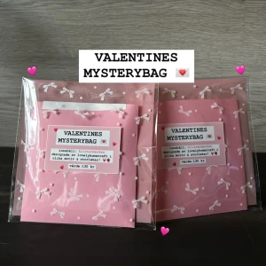 Valentines mysterybag 🩷 - 59 kr/per mysterybag 🍓 dessa innehåller 26 stycken supersöta klistermärken av våra designer i olika storlekar! Perfekt för februari månad och alla som gillar sött 💝 till ett värde av 130 kronor! Finns 2/3 i lager just nu! Först till kvarn! 