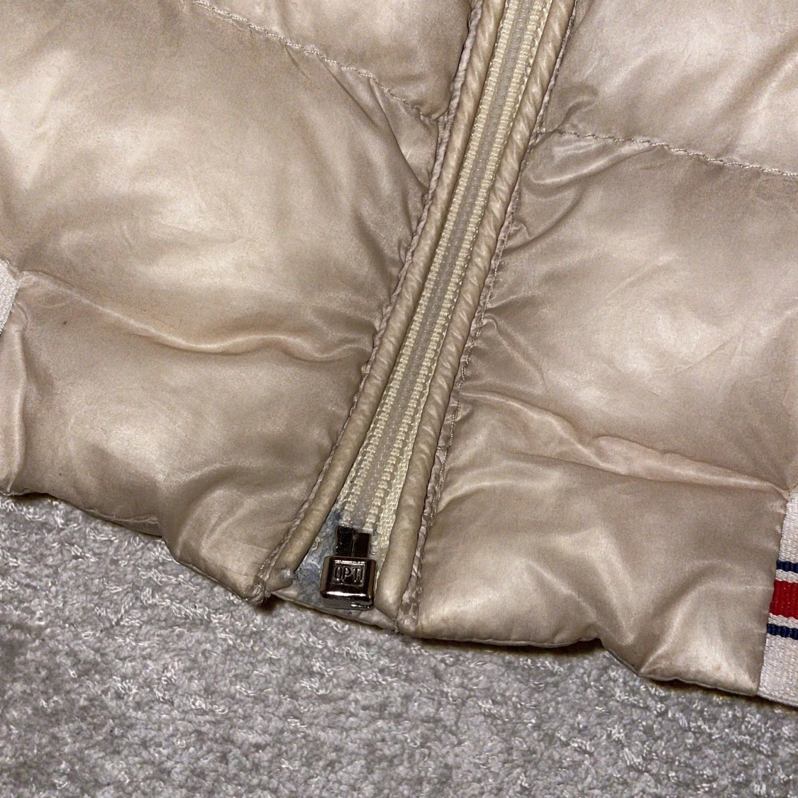 Beige dunjacka från Moncler - 4