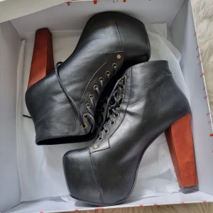 Lita boots, Jeffrey Campbell - Svarta Lita boots i skinn med hög klack och snörning från Jeffrey Campbell. Storlek 40 men passar 38/39. Helt nya, skickas i medföljde box.