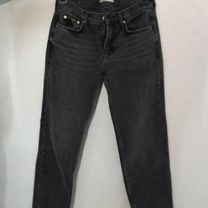 Svarta jeans från Gina tricot  - ❗️TAR ENDAST EMOT SWISH, skriv t mig vid köp ❗️ Snygga svarta jeans från Gina tricot i klassisk femficksmodell. Använda många gånger men inget slitet på dom alls! 🖤