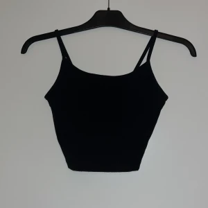 Svart ribbad linnetopp - Svart ribbat linne från New Yorker. 🖤