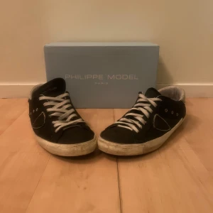 Svarta sneakers från Philippe Model - Säljer mina Philippe model för dom har blivit för små snygga svarta skor lite söndrig på sulan 1 av skorna men annars väldigt bra skick, svarta skosnören kan jag skicka med om ni vill ge era bästa priser svarar snabbt.