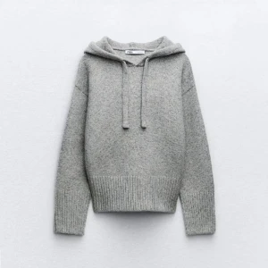 Grå stickad hoodie från Zara - Säljer en mysig grå stickad hoodie från Zara. Bra skick!!