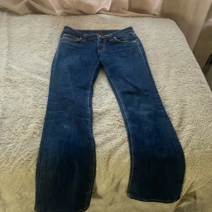 Blå jeans från Nudie Jeans - Säljer ett par snygga blå jeans från Nudie Jeans. De har en bootcut-stil och är lågmidjade. Vi kan absolut diskutera priset!