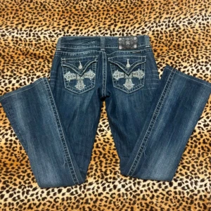 2000s miss me cross jeans - ✰*฿✩‧₊˚ läs gärna köpvillkoren &  beskrivningen innan  superfina lågmidjade bootcut jeans med cross pockets från miss me, passar ej så inga bilder på. innerben: 77 cm och midja: 37 cm. mycket gott skick! skriv vid frågor   