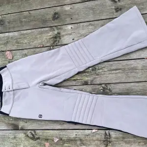 Säljer ett par beige skidbyxor från 8848 med svarta detaljer. Byxorna har en rak passform och är perfekta för vintersporter som skidåkning. De har förstärkningar vid knäna och är designade för att hålla dig varm och torr i kallt väder.