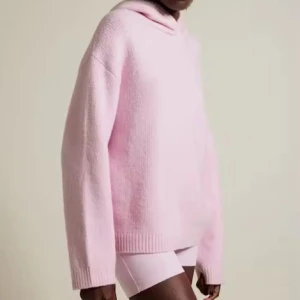 Rosa stickad hoodie bik bok - säljer denna tröjan då den inte kommer till användning. den är knappt använd. Kp för fler bilder💗