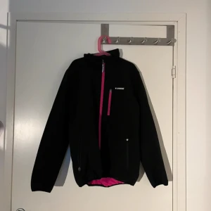 Jacka  - Fin jacka från Everest i ett mycket bra skick i storlek 158/164