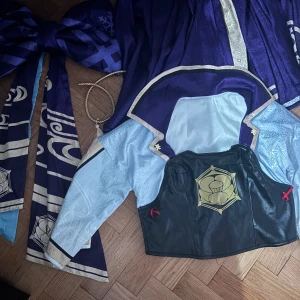 ayaka cosplay - the cosplay is missing a lot of pieces (forgot to cross it out, but vision and armor on the skirt aswell) hence the low price. no idea where the cosplay is from, so i have no size chart either. i do think it’s around a L? 